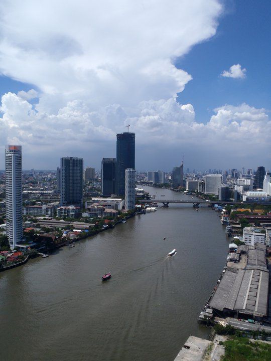 Một con sông chảy qua thành phố Bangkok