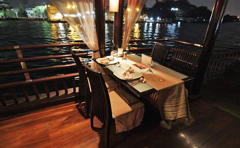 Ăn tối trên du thuyền tại Bangkok
