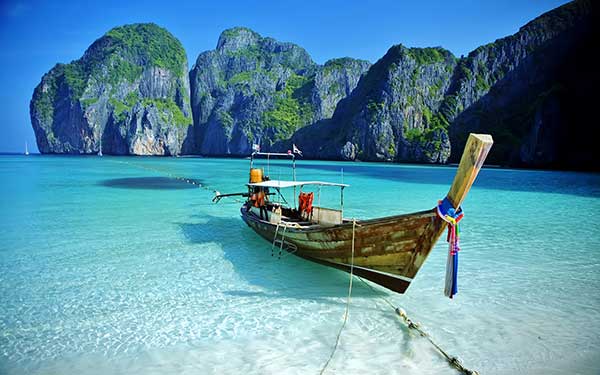 Thuyền trên vịnh Maya, đảo Phi Phi Leh