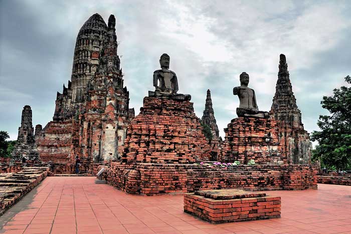 Hình ảnh 2 tượng phật trong quần thể kiến trúc Ayuthaya