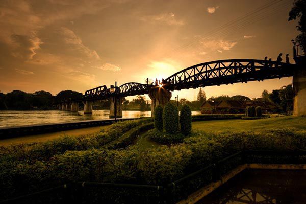 Cây cầu sắt bắt qua sông Kwai