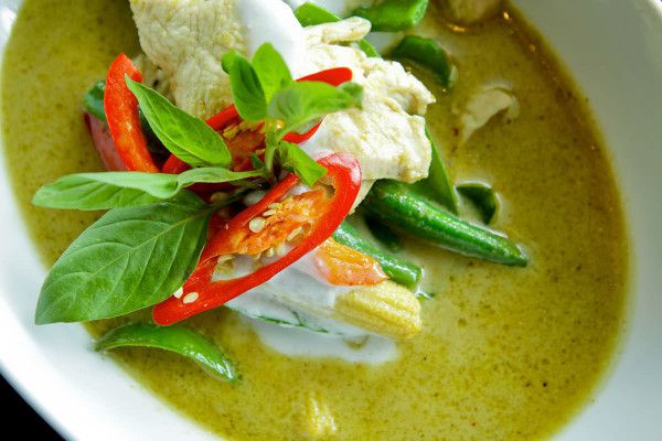 Geng Kheaw Wan Gai (Gà nấu xà ri xanh)