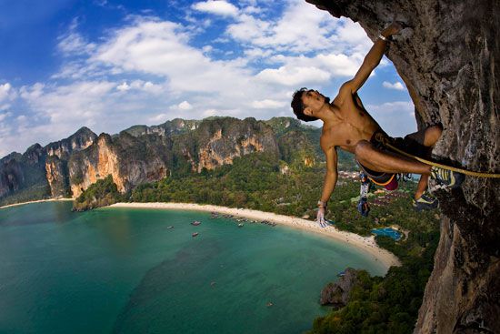 Leo núi ở bãi biển Railay - Thái Lan