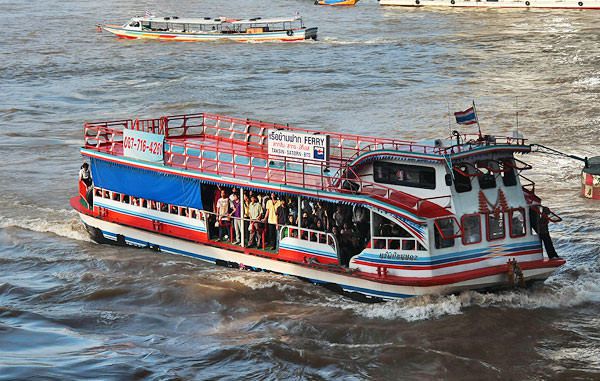 Thuyền trên sông ở Bangkok