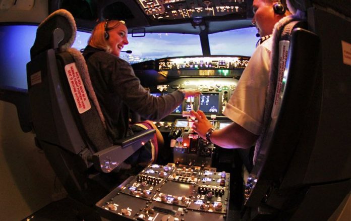 Trải nghiệm lái máy bay tại Flight Experience ở Bangkok Gateway Mall - Ảnh 3
