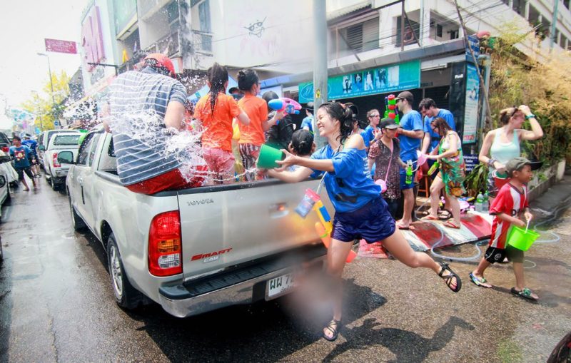 lễ hôi té nước Songkran ở Chiang Mai
