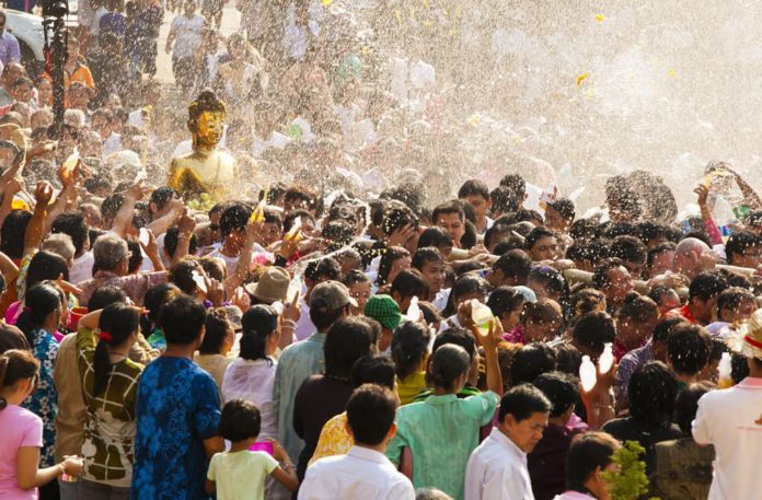 Lễ hội té nước Songkran 2017 - Ảnh 7