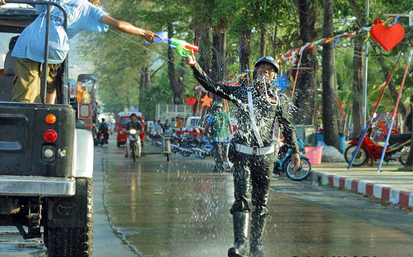 lễ hôi té nước Songkran ở Phutket