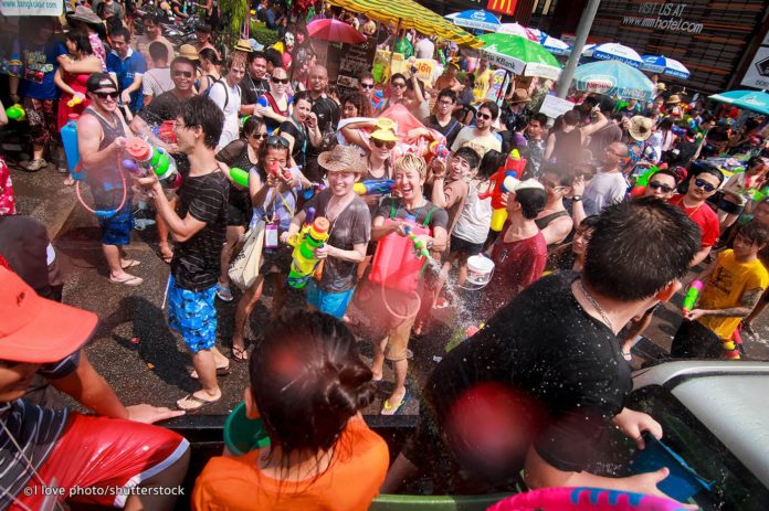 lễ hôi té nước Songkran ở Thái Lan