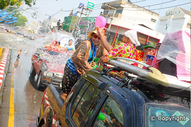 Lễ hội té nước Songkra ở Chiangmai - Ảnh 1