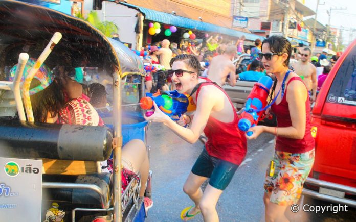 Lễ hội té nước Songkra ở Chiangmai - Ảnh 3