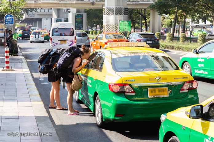 Taxi trên đường phố Bangkok